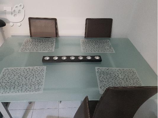 Πωλείται τραπεζαρία με τεσσερις καρεκλες