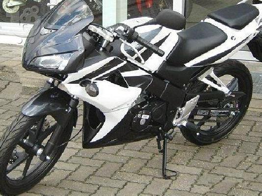 PoulaTo: HONDA CBR 125 R '11