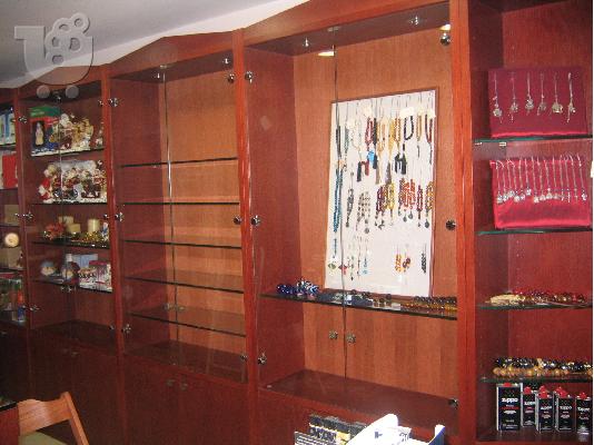 PoulaTo: Εξοπλισμός καταστήματος