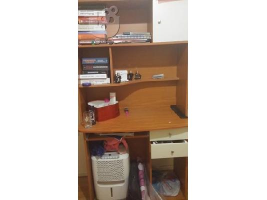 PoulaTo: γραφειο με βιβλιοθηκη