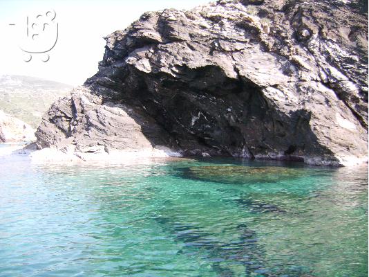 ΟΙΚΟΠΕΔΟ ΣΑΝ ΝΗΣΙ ΣΤΟΥΣ ΦΟΥΡΝΟΥΣ ΙΚΑΡΙΑΣ