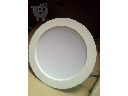 PoulaTo: polounte fota led 30w me triamisi xronia egiesi