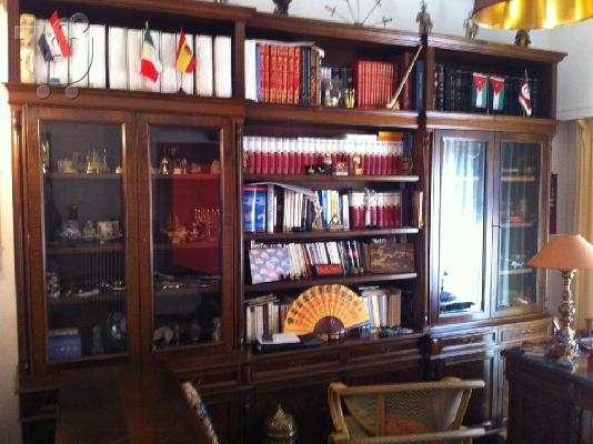 PoulaTo: γραφειο με δερματινη καρεκλα, καφε επιπλακι, μεγαλη βιβλιοθηκη