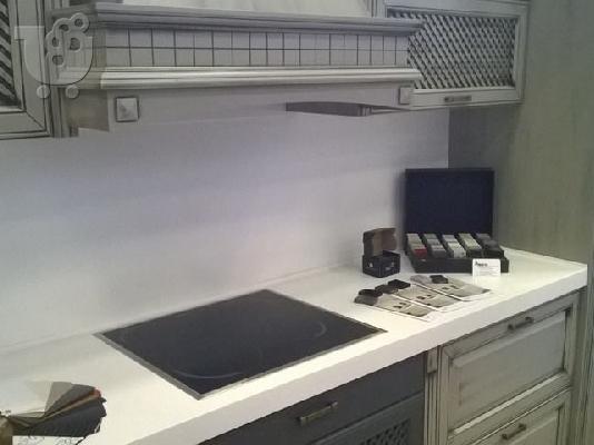 PoulaTo: Ντουλάπια κουζίνας εκθεσιακά με ηλεκτρικές συσκευές