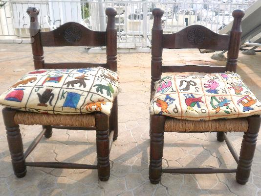 PoulaTo: δυο καρέκλες σκαλιστές στο χέρι απο καρυδιά διαστάσεων 0,80x0,50, τραπέζι σκαλιστό απο καρυδιά