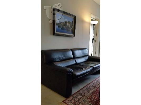 PoulaTo: Πώληση διθέσιου δερμάτινου καναπέ, χρώματος μαύρου